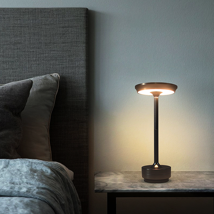 Lámpara de mesa LED recargable de estilo industrial vintage Klume™ con atenuación táctil