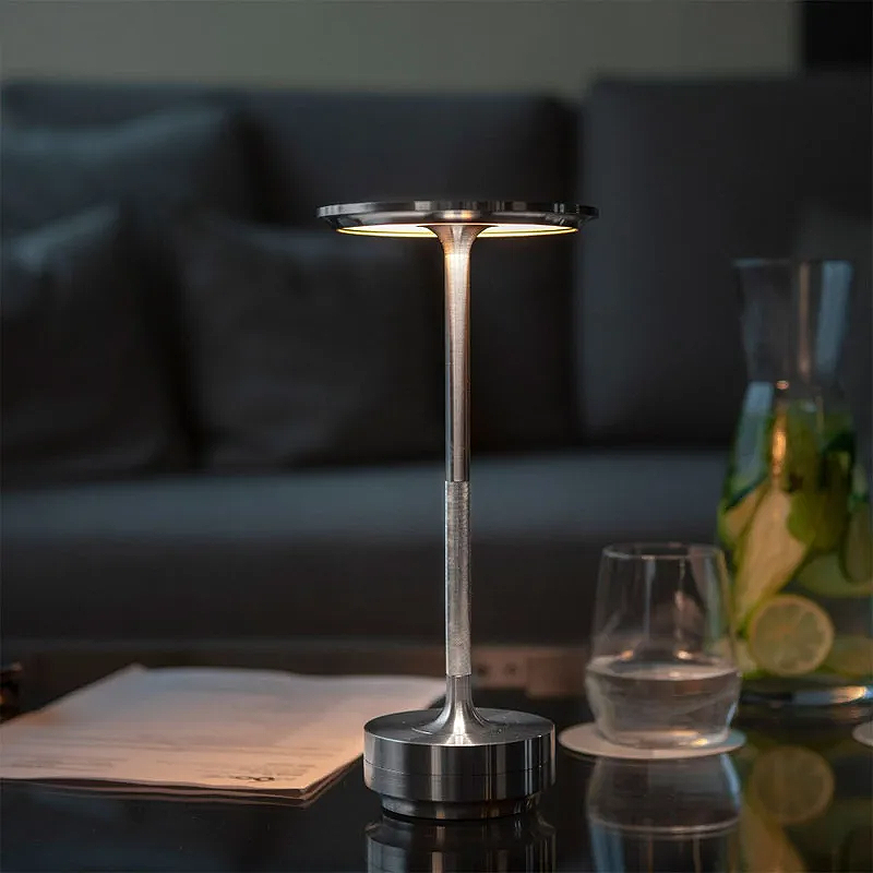 Lámpara de mesa LED recargable de estilo industrial vintage Klume™ con atenuación táctil